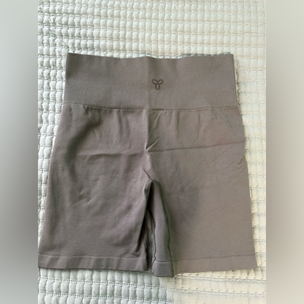 COPY - TNA Aritzia Biker Shorts